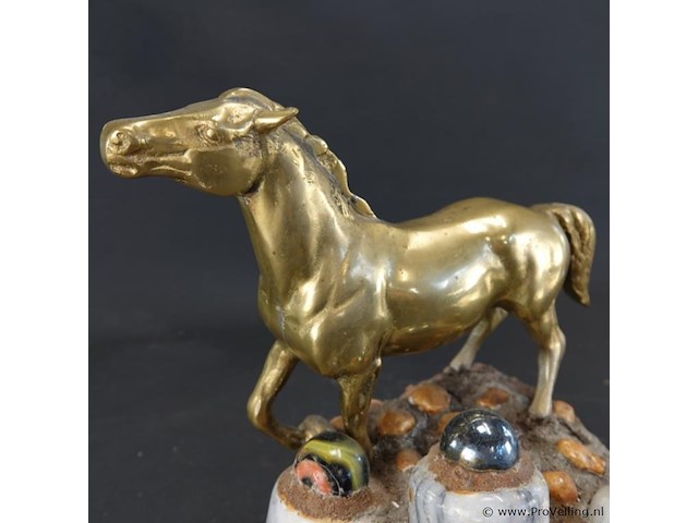 Koperen paard op stenen basement - afbeelding 3 van  5