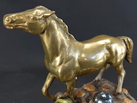 Koperen paard op stenen basement - afbeelding 3 van  5