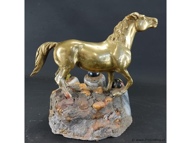 Koperen paard op stenen basement - afbeelding 4 van  5