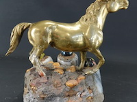 Koperen paard op stenen basement - afbeelding 4 van  5