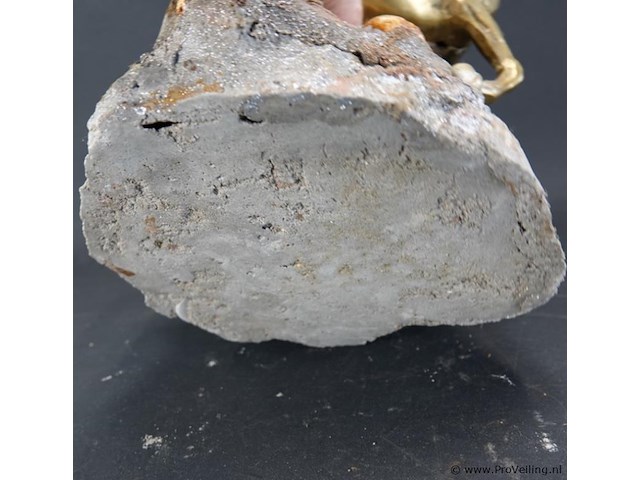 Koperen paard op stenen basement - afbeelding 5 van  5