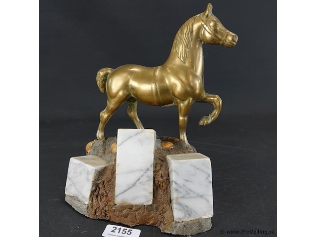 Koperen paard op stenen basement - afbeelding 1 van  5