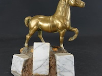 Koperen paard op stenen basement - afbeelding 1 van  5