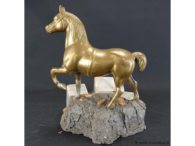 Koperen paard op stenen basement - afbeelding 2 van  5