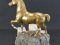 Koperen paard op stenen basement - afbeelding 2 van  5