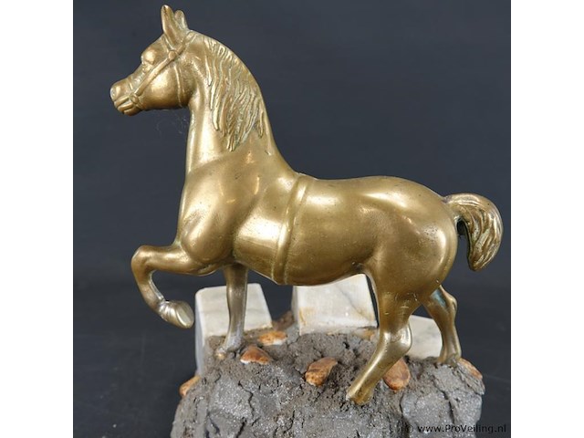 Koperen paard op stenen basement - afbeelding 3 van  5