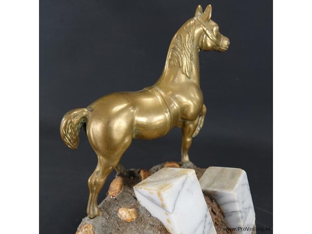 Koperen paard op stenen basement - afbeelding 4 van  5