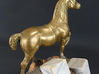 Koperen paard op stenen basement - afbeelding 4 van  5