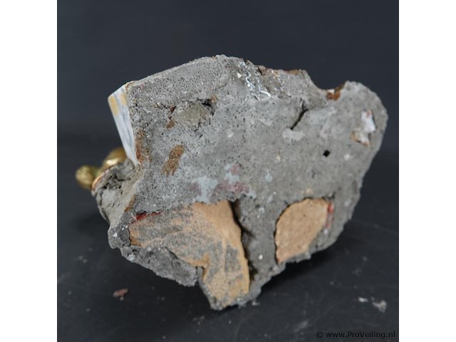 Koperen paard op stenen basement - afbeelding 5 van  5