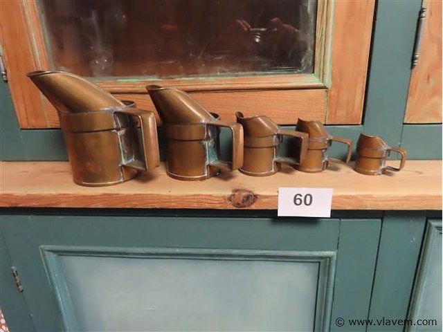 Koperen schenkkannen 5 stuks - afbeelding 1 van  3