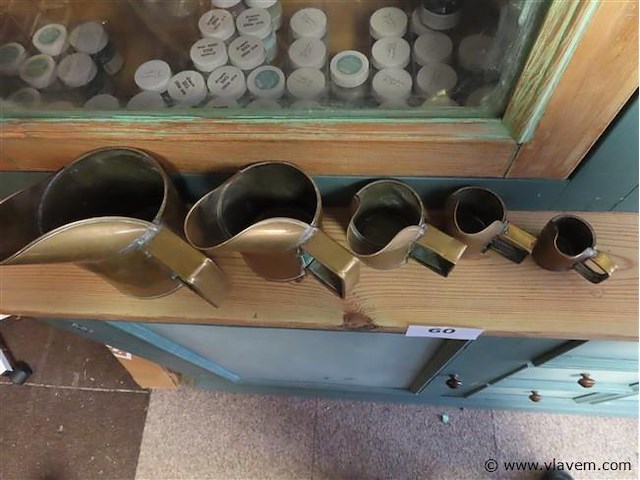 Koperen schenkkannen 5 stuks - afbeelding 3 van  3