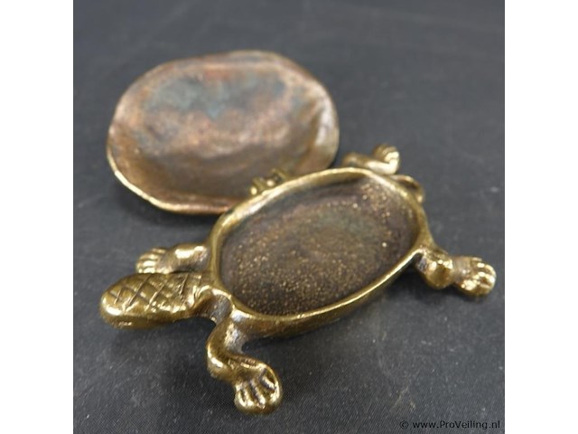 Koperen schildpad als scharnierende dekseldoos - afbeelding 3 van  5