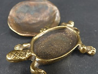 Koperen schildpad als scharnierende dekseldoos - afbeelding 3 van  5