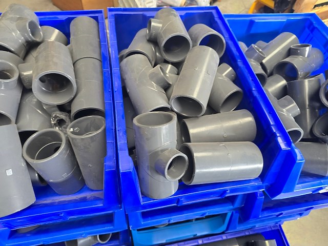 Koppelingen in 17 magazijnbakken druk pvc, partij - afbeelding 4 van  9
