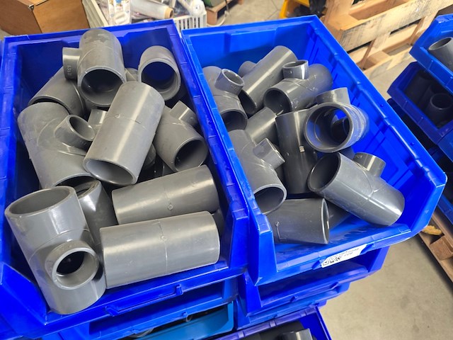 Koppelingen in 17 magazijnbakken druk pvc, partij - afbeelding 5 van  9