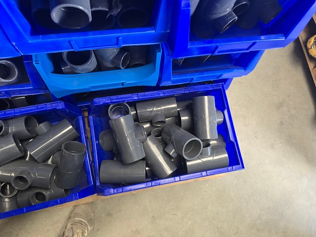 Koppelingen in 17 magazijnbakken druk pvc, partij - afbeelding 6 van  9