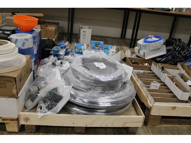 Koppelstukken, drinkwaterslangen, koppelingen plieger op pallet. - afbeelding 1 van  3