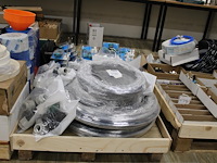 Koppelstukken, drinkwaterslangen, koppelingen plieger op pallet. - afbeelding 1 van  3