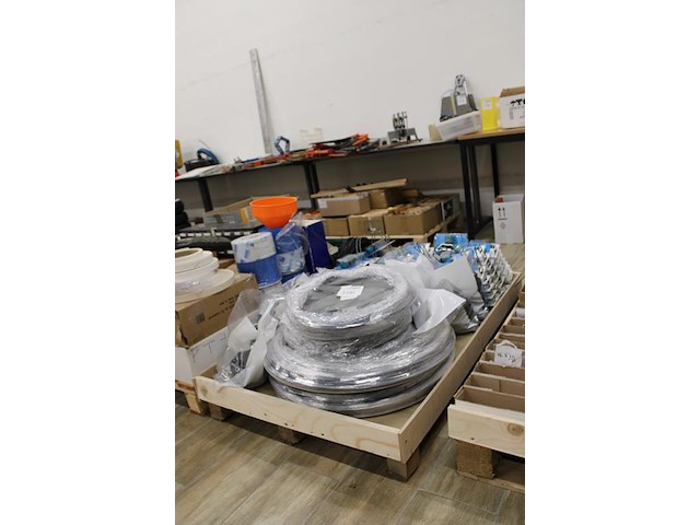 Koppelstukken, drinkwaterslangen, koppelingen plieger op pallet. - afbeelding 2 van  3