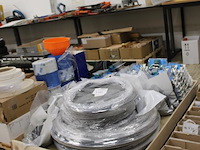 Koppelstukken, drinkwaterslangen, koppelingen plieger op pallet. - afbeelding 2 van  3