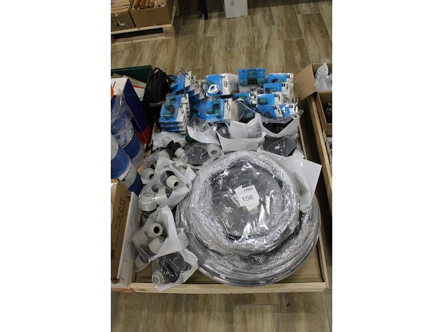 Koppelstukken, drinkwaterslangen, koppelingen plieger op pallet. - afbeelding 3 van  3