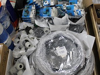 Koppelstukken, drinkwaterslangen, koppelingen plieger op pallet. - afbeelding 3 van  3