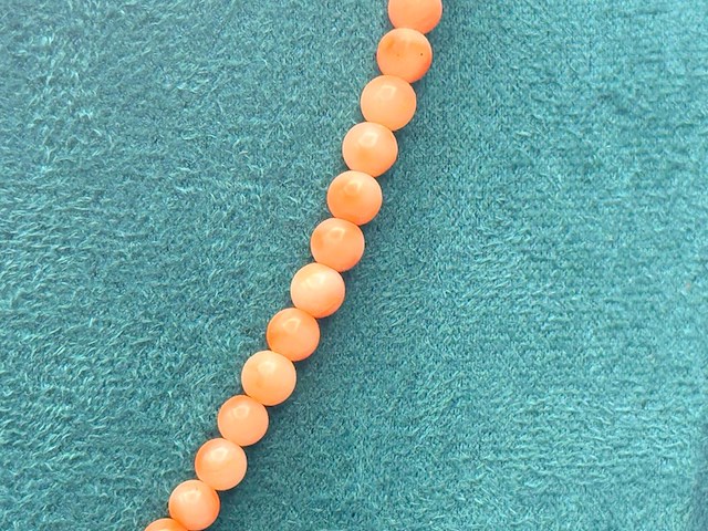 Koraal collier pink salmon met zilveren sluiting - afbeelding 4 van  5