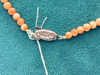 Koraal collier pink salmon met zilveren sluiting - afbeelding 5 van  5