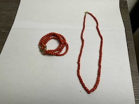 Koraal vierstrengs 14k gouden sluiting en koraal collier - afbeelding 1 van  3