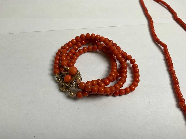 Koraal vierstrengs 14k gouden sluiting en koraal collier - afbeelding 2 van  3