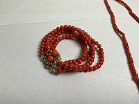 Koraal vierstrengs 14k gouden sluiting en koraal collier - afbeelding 2 van  3
