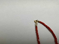 Koraal vierstrengs 14k gouden sluiting en koraal collier - afbeelding 3 van  3