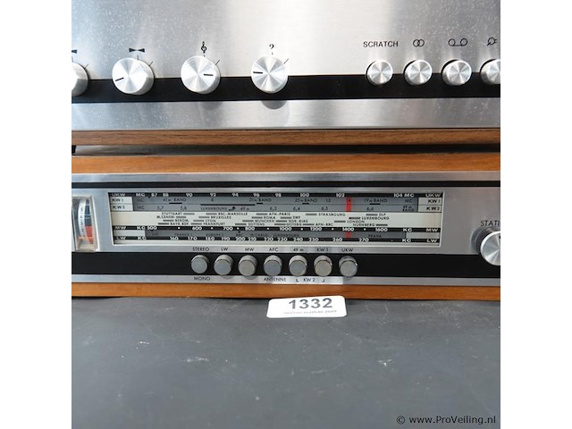 Körting stereoversterker en een bijpassende tuner met een aluminium front en houten ombouw - afbeelding 4 van  8