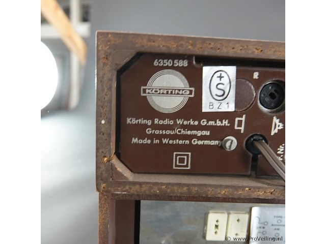 Körting stereoversterker en een bijpassende tuner met een aluminium front en houten ombouw - afbeelding 8 van  8