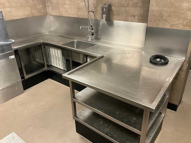 Korvenaanvoertafel met voorspoeldouche (c) - afbeelding 1 van  7