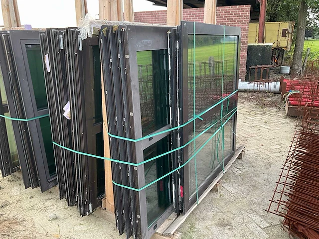 Kozijn aluminium met glas - afbeelding 1 van  3