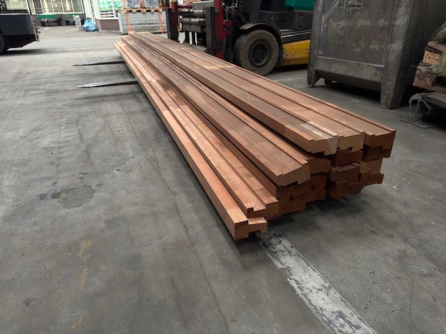 Kozijn hout sapelie mahonie 6000mm (15x) - afbeelding 1 van  3