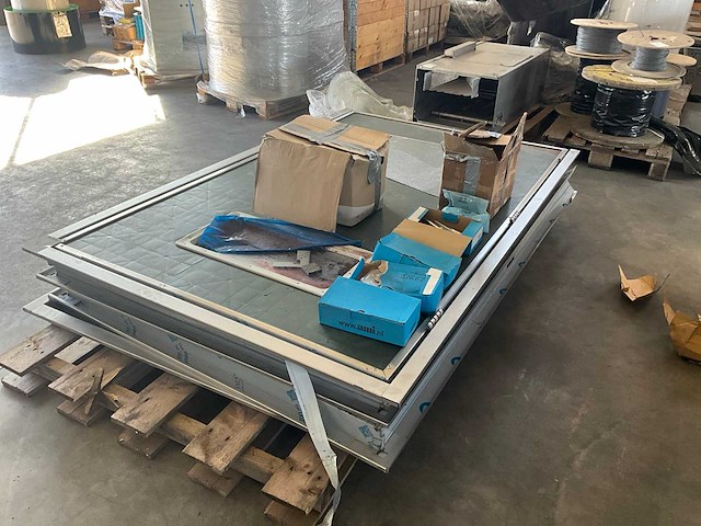 Kozijn met deur (4x) - afbeelding 1 van  3