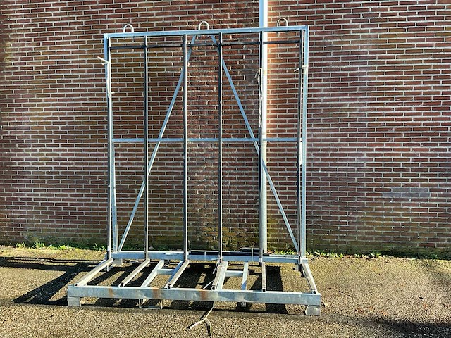 Kozijnenbok 240x120x295cm v.v. hijsogen en heftrucksledes - afbeelding 1 van  4