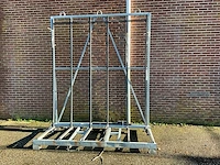 Kozijnenbok 240x120x295cm v.v. hijsogen en heftrucksledes