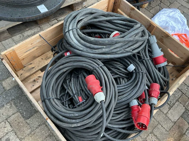 Krachtstroom kabel pallet vol met kabels - afbeelding 2 van  5