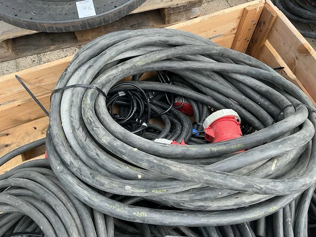 Krachtstroom kabel pallet vol met kabels - afbeelding 3 van  5