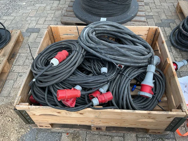 Krachtstroom kabel pallet vol met kabels - afbeelding 5 van  5