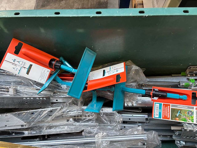 Krat diverse piano scharnieren, railgeleiders etc - afbeelding 1 van  4