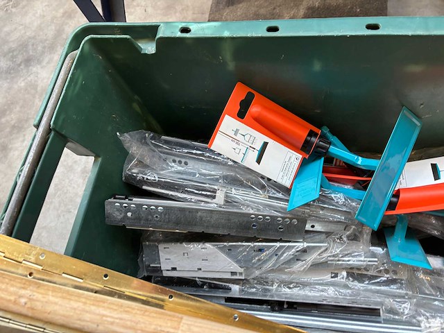 Krat diverse piano scharnieren, railgeleiders etc - afbeelding 2 van  4