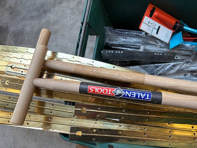 Krat diverse piano scharnieren, railgeleiders etc - afbeelding 3 van  4