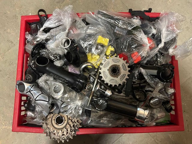 Krat fietsonderdelen - afbeelding 2 van  4