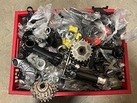 Krat fietsonderdelen - afbeelding 2 van  4