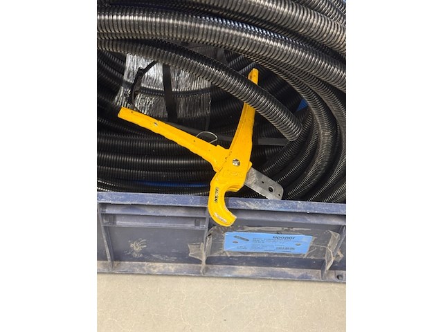 Krat flexibele buis met knipschaar - afbeelding 2 van  3