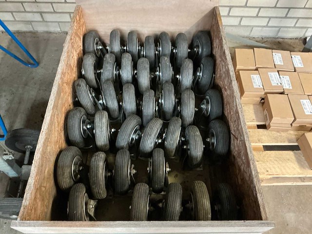 Krat met 37 bokwielen - afbeelding 1 van  4